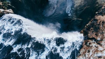 石头之间的流水
